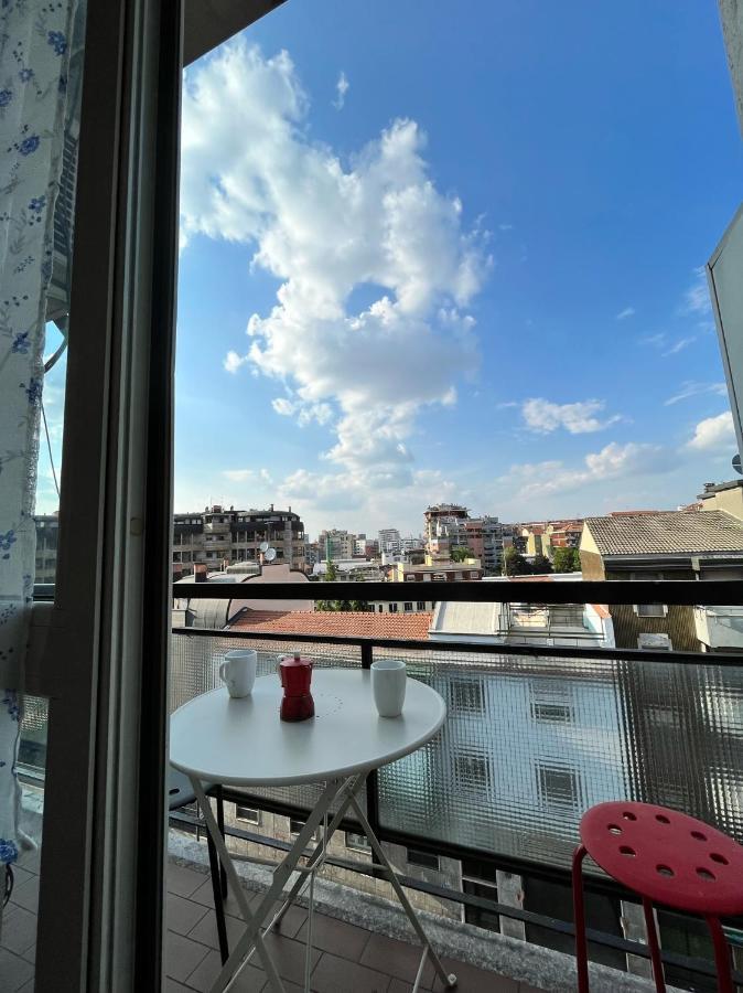 Fondazione Prada Apartment With Balcony Milan Bagian luar foto